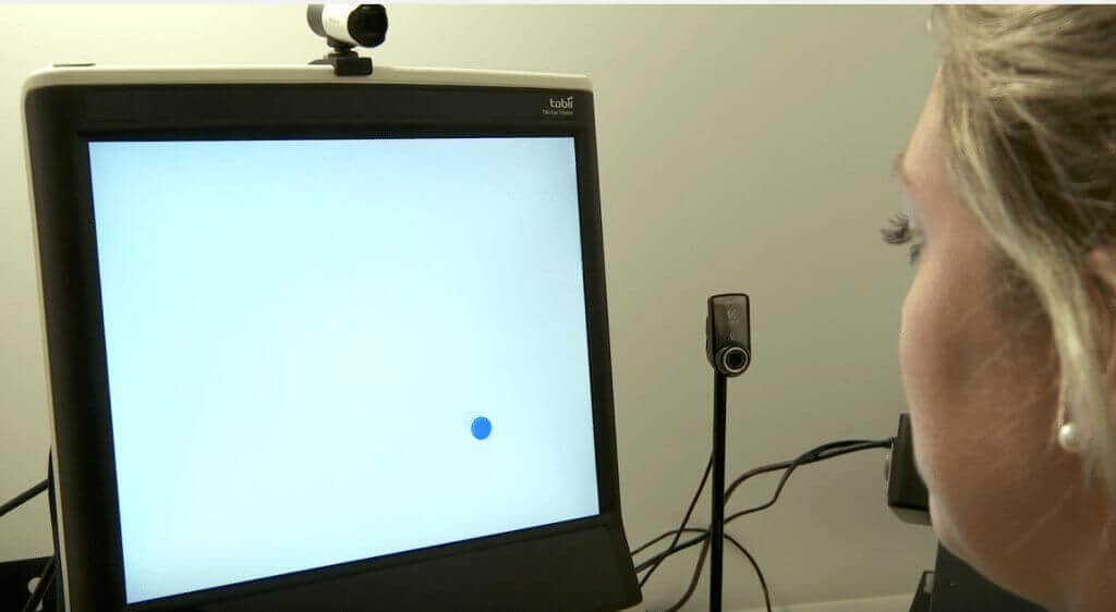 一名受測者在Mediative的研究實驗室進行的T60 Tobii眼動追蹤器校準測試
