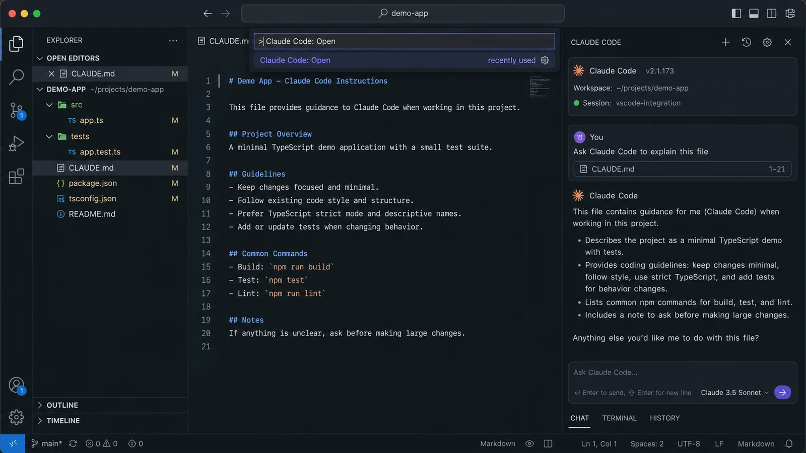 VS Code 中開啟 Claude Code panel 的示意圖，包含 demo-app 檔案樹與 CLAUDE.md